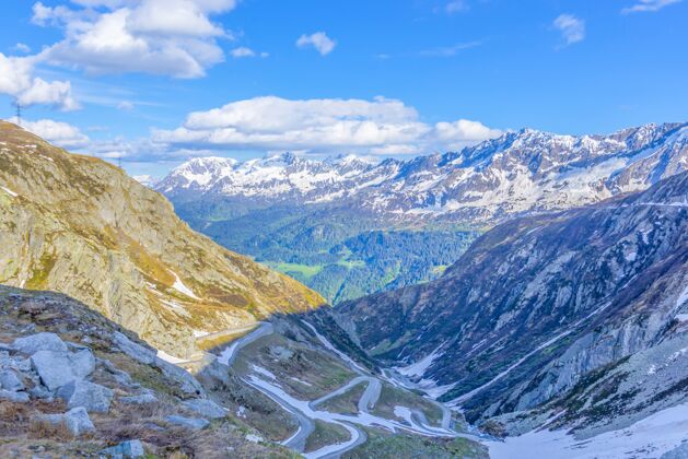 冰川瑞士的雪山和阳光下的绿树阿尔卑斯山雪欧洲