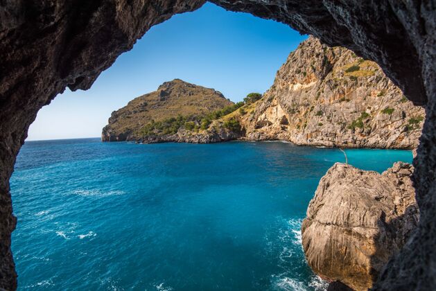 目的地通过天然石拱门 在海洋附近拍摄到美丽的悬崖风景海岸海岸线