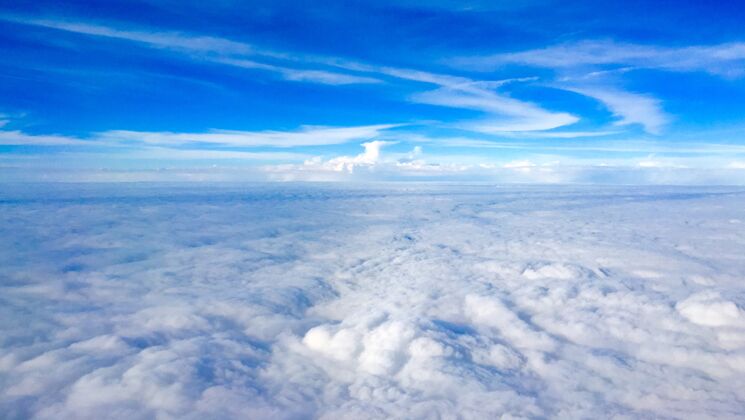 自然美丽的空中拍摄的惊人的云和惊人的蓝天以上海希腊地平线