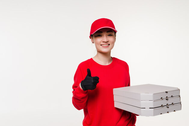 骄傲送披萨的亚洲女人 竖起大拇指 拿着披萨在白色的地板上搞笑快意大利