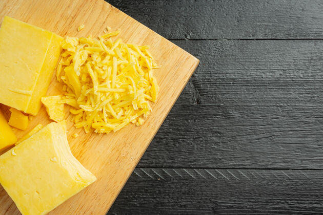 饮食深色木头表面的切达干酪烹饪谢谢黄色