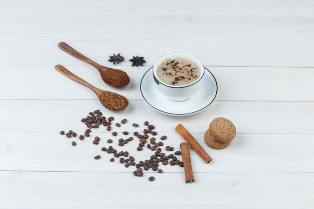 研磨一套磨碎的咖啡 香料 咖啡豆 饼干和咖啡在一个木杯背景上高角度视图高曲奇味道