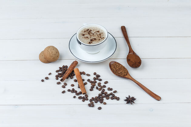 香味一套磨碎的咖啡 香料 咖啡豆 饼干和咖啡在一个木杯背景上高角度视图质地马克杯粗麻布