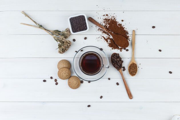 套装一套磨碎的咖啡 咖啡豆 干药草 饼干和咖啡在一个木杯背景上顶视图早晨浓缩咖啡乡村的