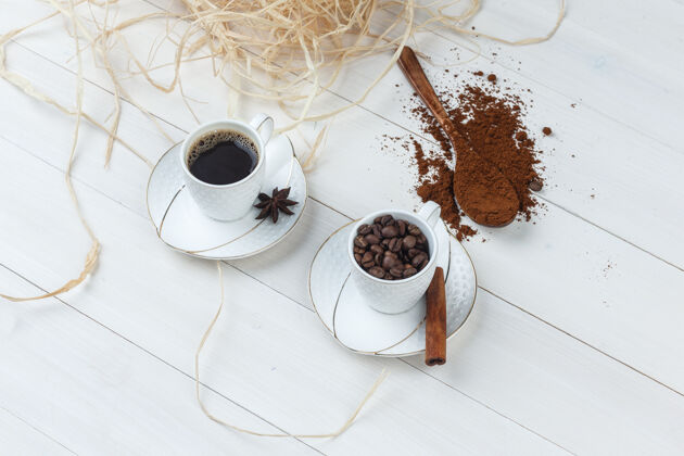 香料一套磨碎的咖啡 香料 咖啡豆和咖啡在一个木杯背景上高角度视图粗麻布木头杯子