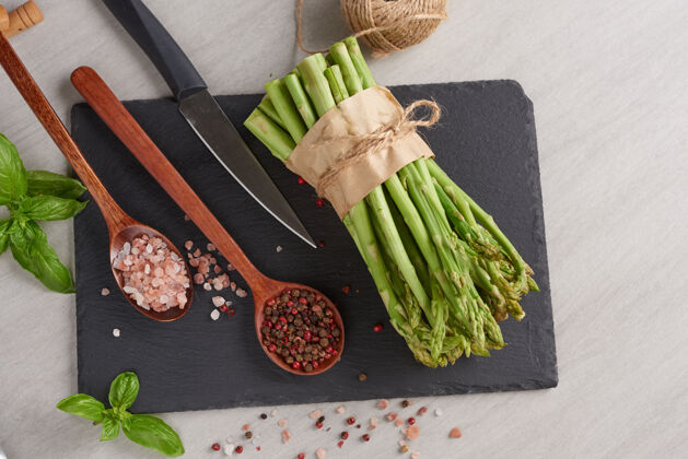 绿色一组新鲜的芦笋放在木头表面餐桌食物蔬菜