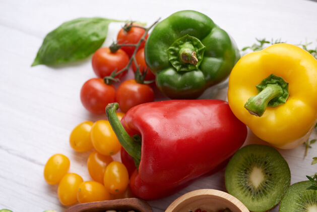 平铺不同的蔬菜和水果放在桌子上平放 俯视图健康新鲜分类
