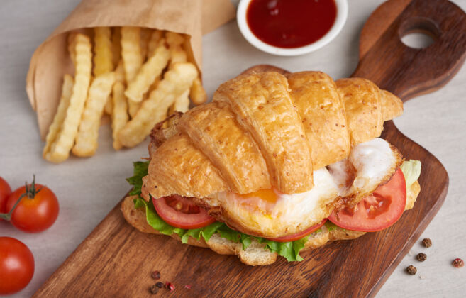 午餐两个羊角面包三明治放在木桌上 顶视图三明治英语美味