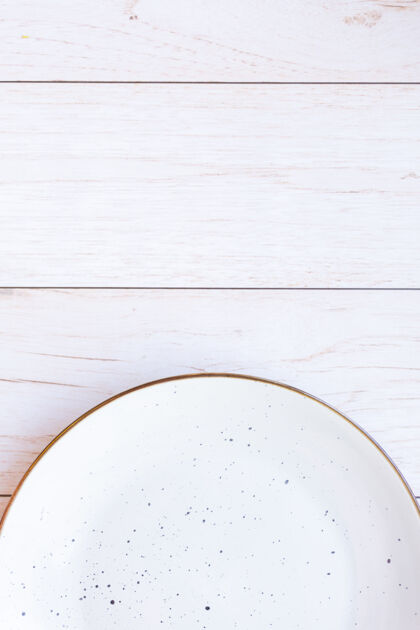空白木表面白色陶瓷板 顶视图表面膳食圆形