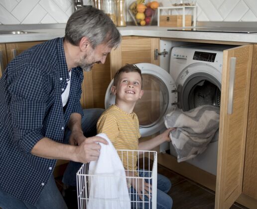 家庭中等身材的男人和小孩在洗衣服男孩男人孩子