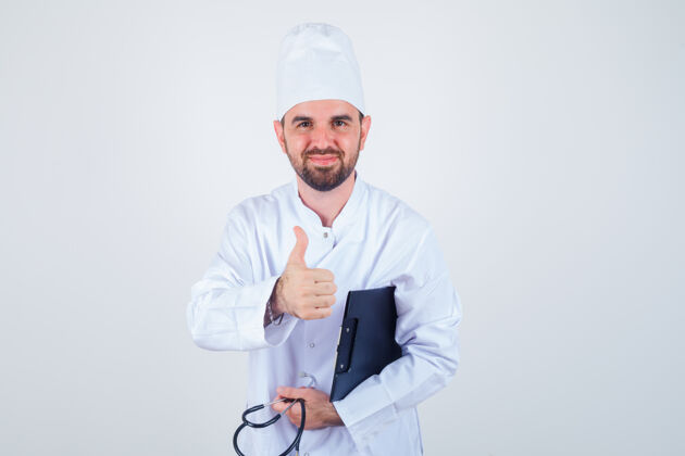 护理身穿白色制服的年轻男医生手持剪贴板 听诊器 握手致意 表情温和 正面照女人健康成人