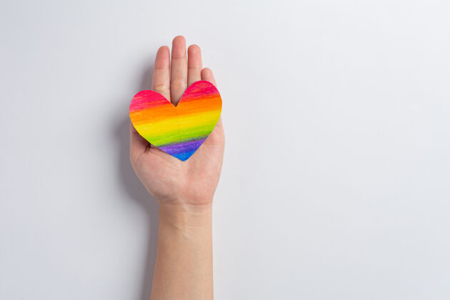 性女士手握彩虹心意识为lgbt社区骄傲理念权利多样性双性恋