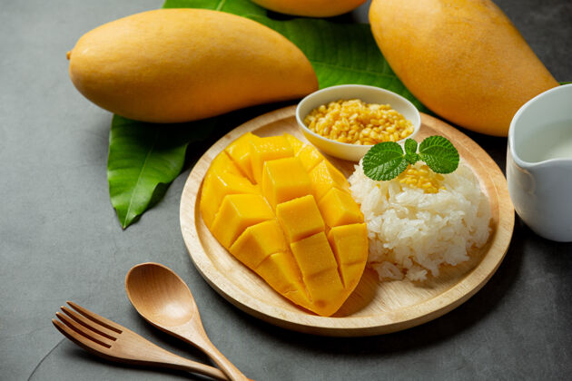 特写新鲜成熟的芒果和糯米 在黑暗的表面涂上椰子奶芒果美味顶级