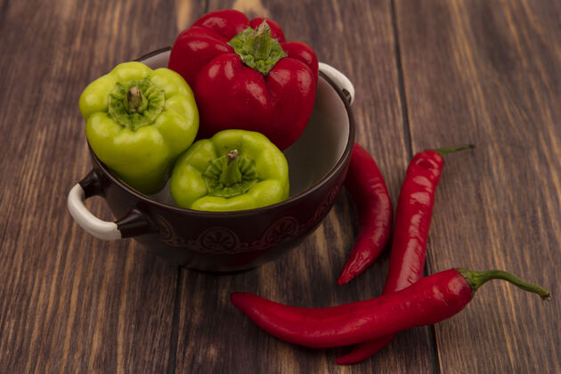 美食顶视图五颜六色的甜椒在一个碗辣椒孤立在一个木制的表面蔬菜美味饮食