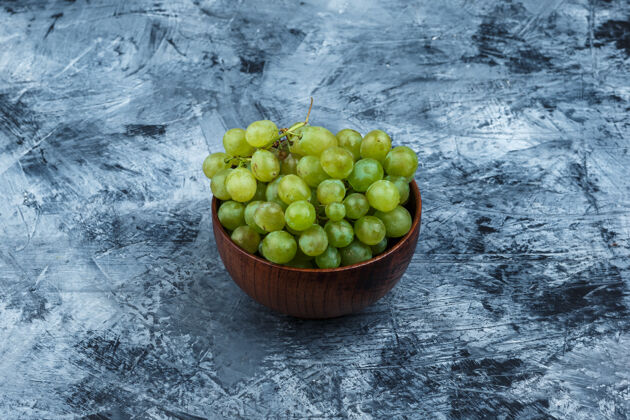 水果碗里的白葡萄在深蓝色大理石背景上特写葡萄农业成熟