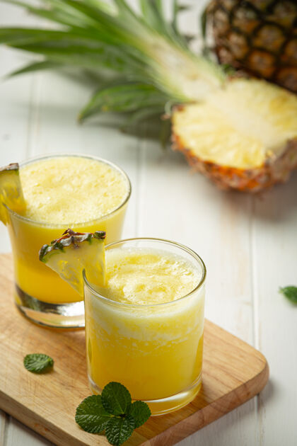 营养白色木质表面的菠萝汁美味太空绿色