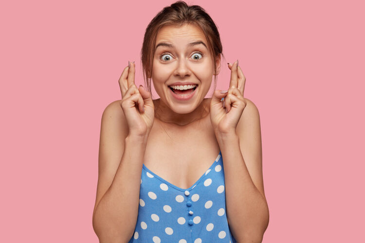 人积极向上的白种女模特坚信好成绩 愿梦想成真个人满意交叉