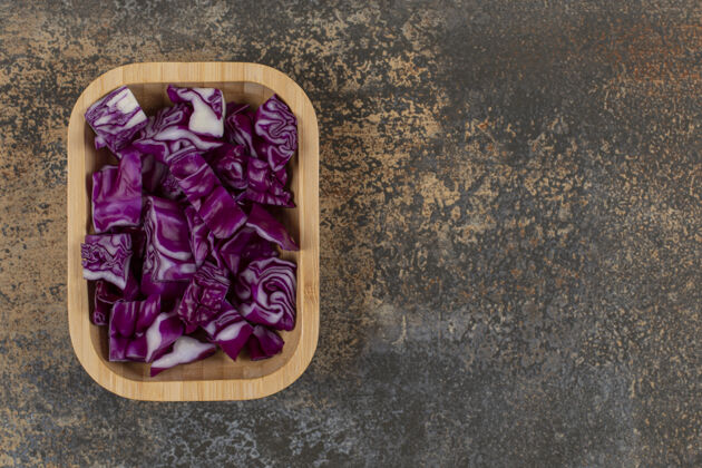 蔬菜在大理石表面的碗里放一些红色的卷心菜美味营养红卷心菜