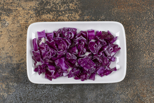 生的把红卷心菜放在碗里 放在大理石表面健康红卷心菜风味