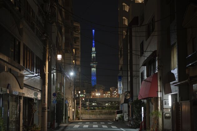透视图夜晚的日本城市高楼林立空荡荡的街道日本街道