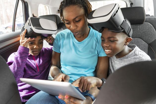 旅行戴着虚拟现实护目镜的孩子们乐趣度假乐趣