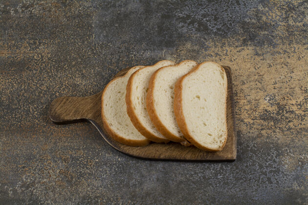 烘焙新鲜的切片面包放在木板上小麦美味自然
