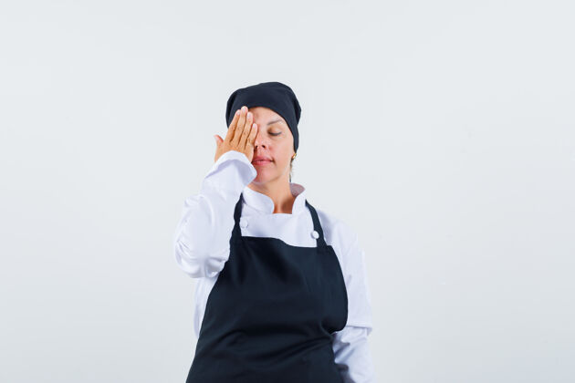 护理女厨师手拉着手 眼睛上穿着制服 围裙 神情平和 俯瞰前方亚洲烹饪黑发