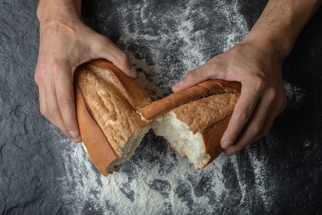 成人女性手掰新鲜出炉的面包 顶视图厨房烘焙面包