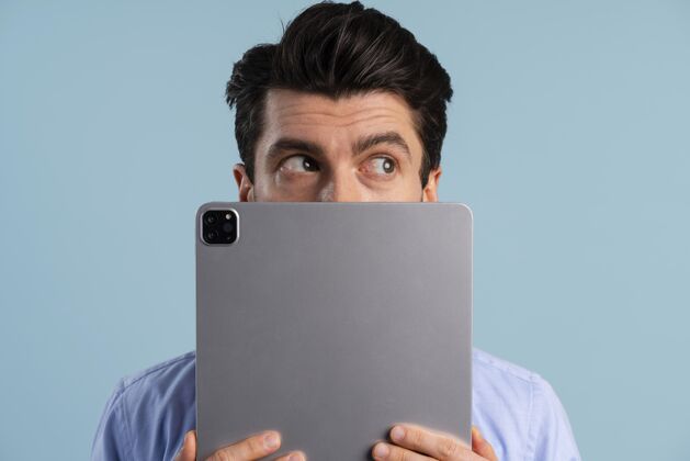 情感男人用平板电脑遮住脸的正面图人碑反应