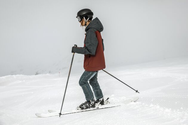 水平全速女子滑雪假日下雪寒冷