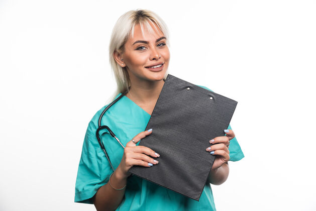 工作面带微笑的女医生拿着白纸上的剪贴板医生女性文件夹