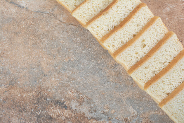 切片大理石背景上的白色烤面包片谷类小麦新鲜