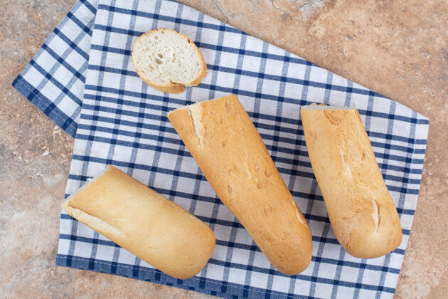 食品新鲜的法式面包片在条纹桌布上桌布法式面包新鲜