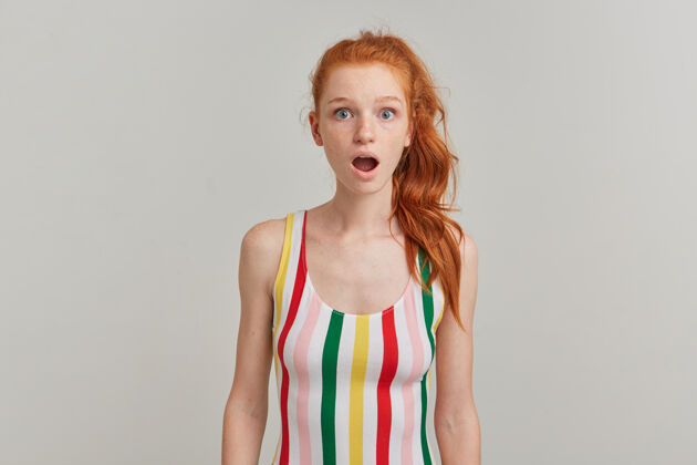 表情震惊的女人 美丽的红发女孩 马尾和雀斑 穿着条纹彩色泳衣学生模型成人