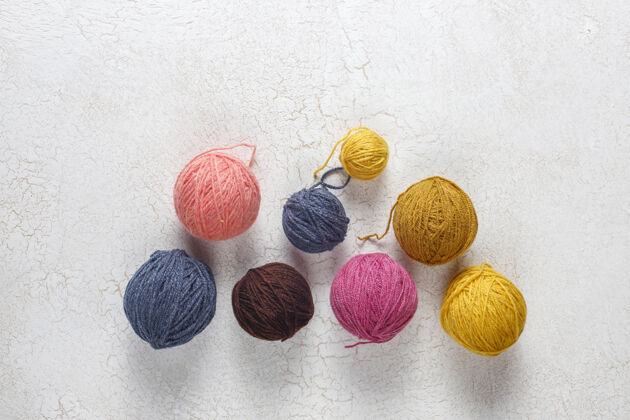 彩用针线编织成不同颜色的纱线球各种卷缝