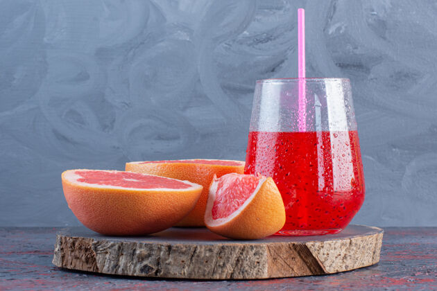 薄荷新鲜的葡萄柚汁和配料放在木板上菜单芳香茶