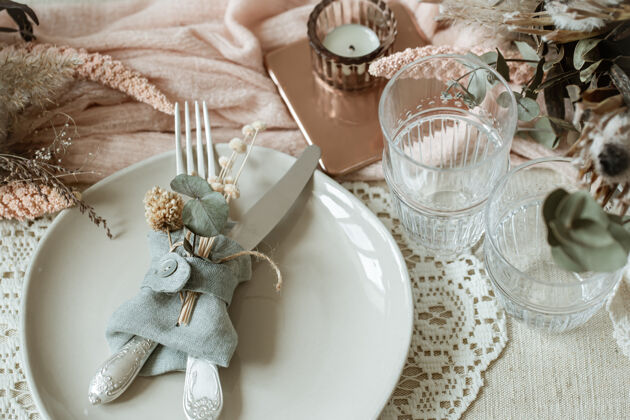 干洗一盘餐具的特写镜头 用乡村风格的干花装饰晚餐衣服餐具