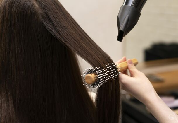 沙龙理发师为客户设计发型发型师专业客户