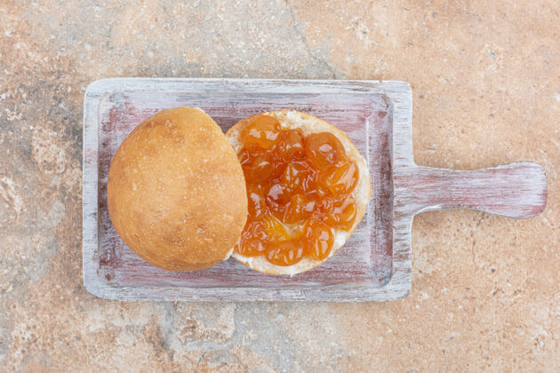 新鲜木板上的面包和浆果酱面包美味浆果