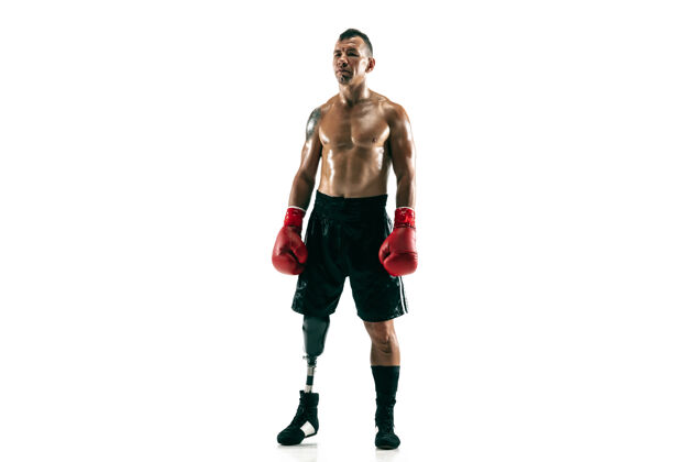 精神带假肢的肌肉运动员的全长肖像健康拳击姿势