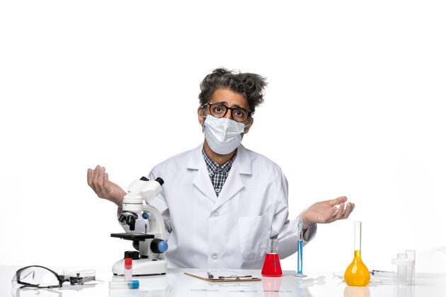 科学正面图身穿白色医疗服的中年科学家摆出困惑的表情外套实验室技术人员