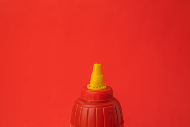 香料红墙上红色番茄酱瓶的特写镜头调味品配料蔬菜