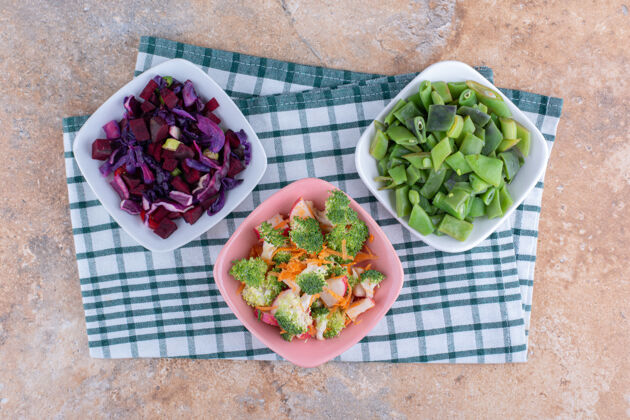 青花菜把新鲜切碎的蔬菜拌在碗里 包在大理石面上蔬菜豆类有机