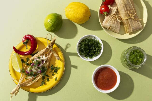 烹饪在一张绿色的桌子上摆放各种各样的玉米粉蒸肉配料营养晚餐分类