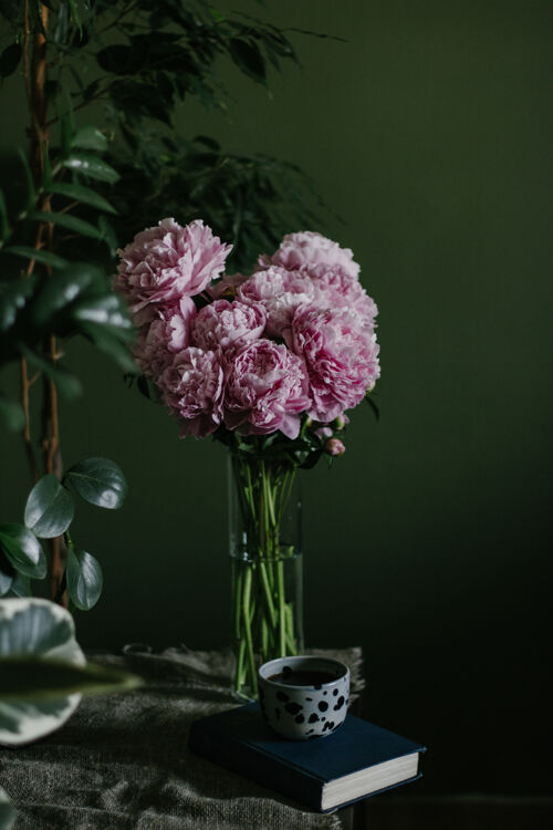 花瓶垂直拍摄美丽的盛开粉彩粉红色牡丹安排在一个玻璃花瓶礼品花瓣开花