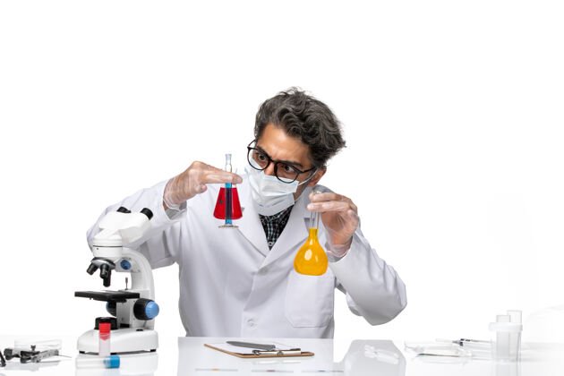 外套正面图中年科学家穿着特制的混合液套装化学病毒研究