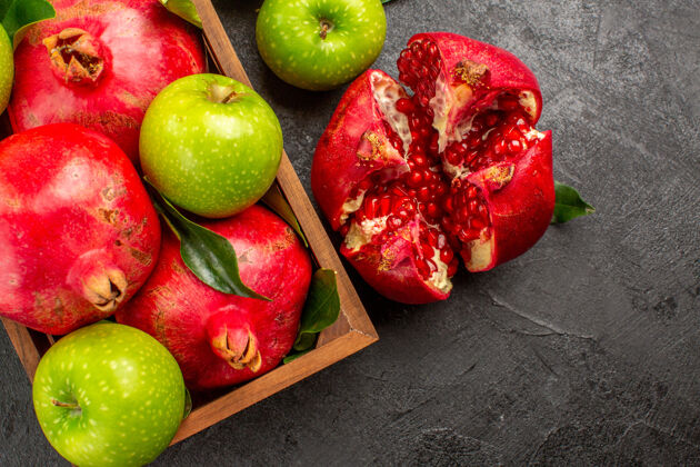 饮食顶视图新鲜石榴和青苹果在深色地板上成熟的水果色颜色地板多汁