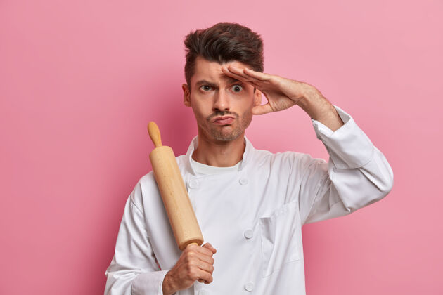 情感严肃的男厨师拿着擀面杖 手放在额头上 想想给餐馆的客人做什么工具烹饪厨具
