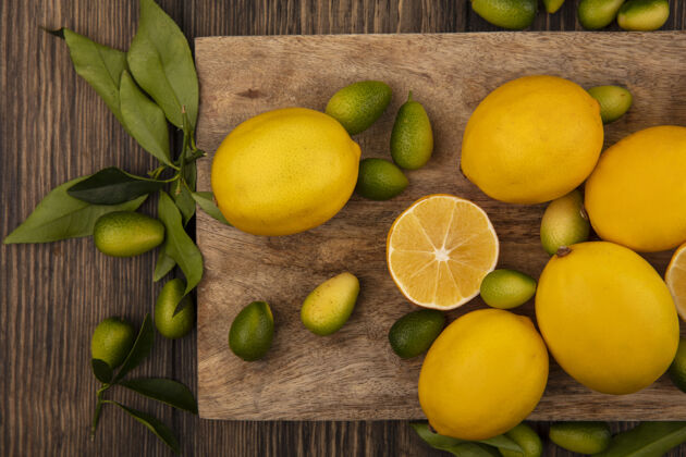 景观顶视图富含维生素的水果 如金盏花和柠檬隔离在木制厨房板上的木制墙壁农业厨房柠檬