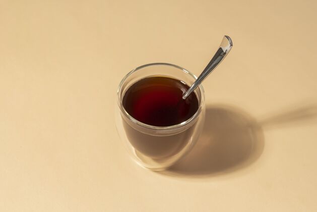 咖啡桌上有杯咖啡勺子复印空间杯子